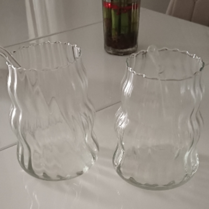 Aesthetic Glass Sipper with Straw – Bow & Wavy Design