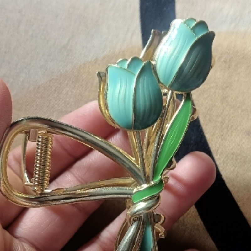 Tulip Hair Claw Clip for Women – Strong Hold Hair Accessory